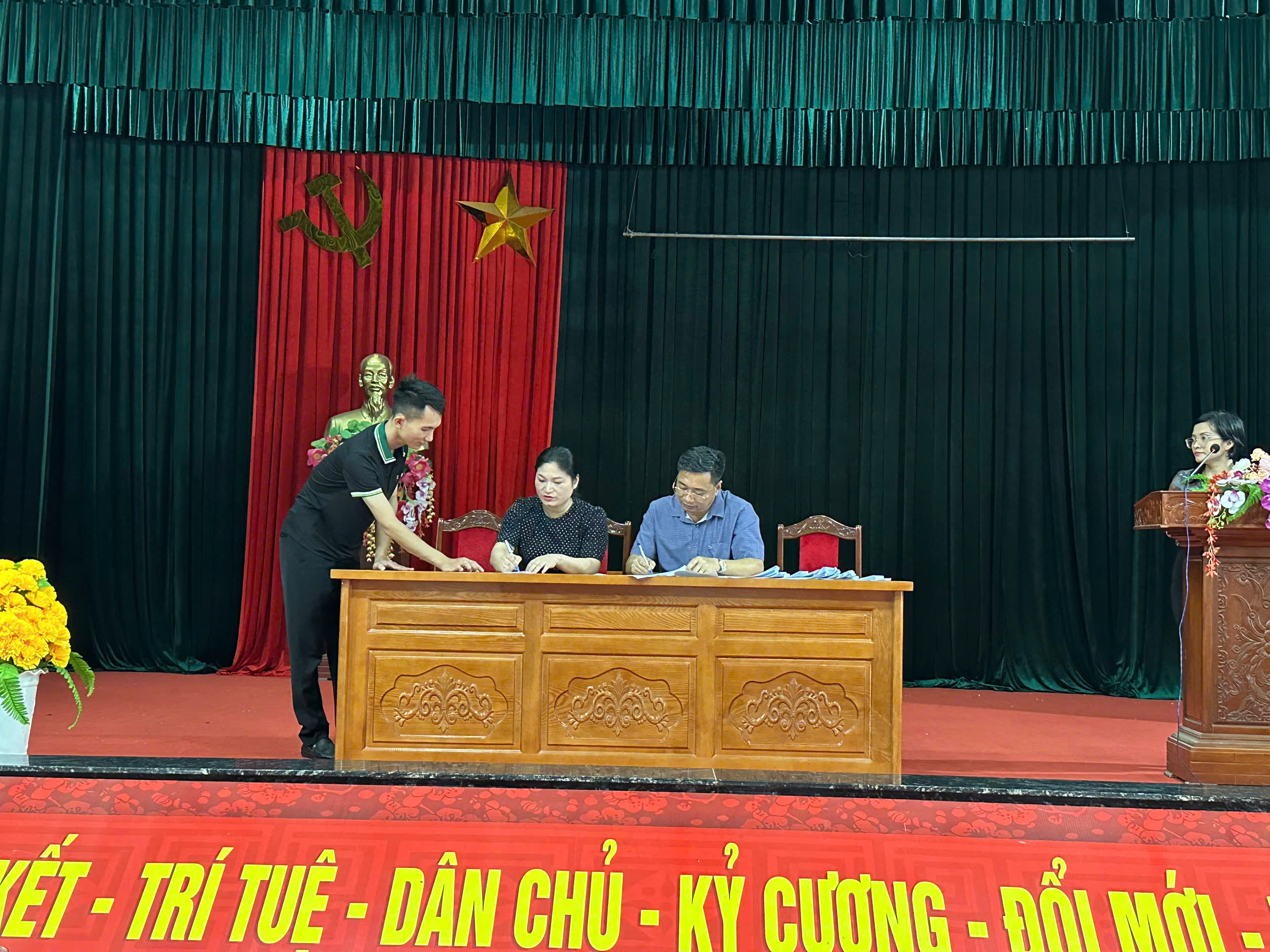 Trạm quản lý rừng Kinh Môn kiểm tra trồng rừng sản xuất sau khai thác