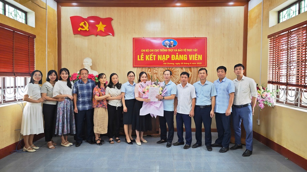 Chi bộ Chi cục Trồng trọt và Bảo vệ thực vật tổ chức Lễ kết nạp đảng viên mới